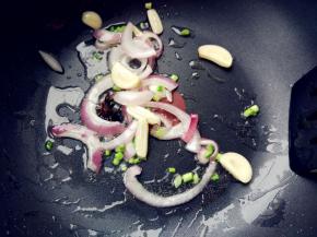 热锅热油，爆香葱蒜、洋葱、八角
