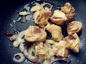 下鸡块，翻炒片刻，表面稍有焦痕，鸡皮的油炒出来一些比较香