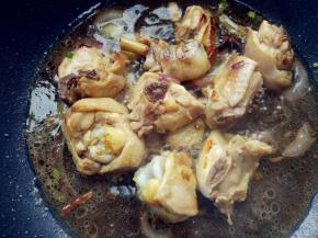 加可乐、水、料酒、盐、姜粉、老抽拌匀，小火炖