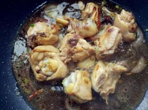 加可乐、水、料酒、盐、姜粉、老抽拌匀，小火炖