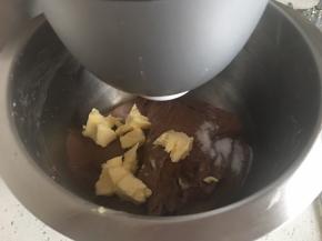 揉到扩展阶段时放入黄油和盐，揉到接近完全阶段