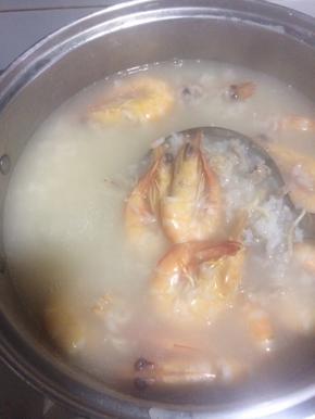 把虾滚熟后加入盐调味就可以关火了，关火后盖盖子焖十分钟粥会更香糯