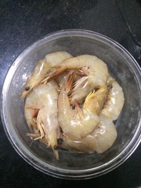 海虾洗干净去虾线和剪掉虾须