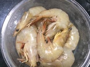 海虾洗干净去虾线和剪掉虾须