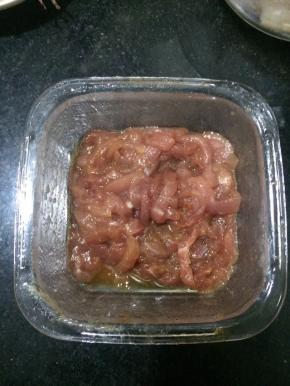 瘦肉用油，盐，酱油腌制一会