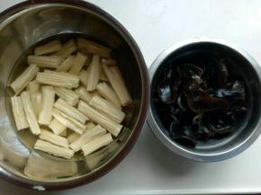 腐竹泡大约两小时，木耳大约泡30分钟