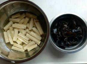 腐竹泡大约两小时，木耳大约泡30分钟