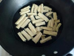 泡好的腐竹焯水2-3分钟