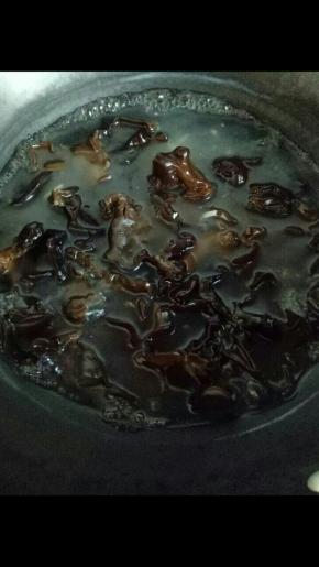 木耳煮2分钟，不要煮太久，免得失去了木耳么清脆感。捞出立即过冷水。
￼
蒜
