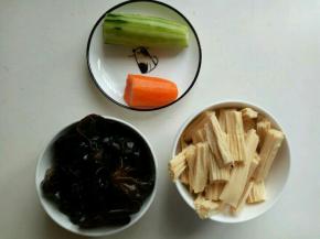 准备食材，黄瓜，胡萝卜切丝备用。