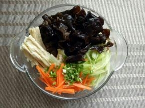 黄瓜和胡萝卜切丝，混合，开始调味