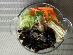 加入调味料，生抽，盐，糖，葱花，十三香，醋，熟白芝麻拌匀就可以。