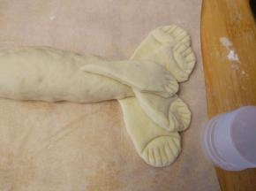 用牙签和裱花嘴的圆圈，压出花纹