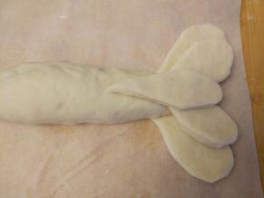 制作尾部：另取一块，擀成薄片，按照图片切出尾部，将部位按顺序叠放好，中间用少许蛋液粘合