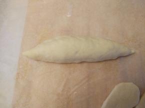 制作主体：取大小合适的一块儿，揉成两头稍尖的橄榄形