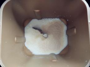 常温或冷藏的豆浆，倒入面包机内桶，加入酵母粉