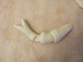 制作钳子：按照先内芯，再一层层包裹的顺序，做出两个鳌，剪出钳子