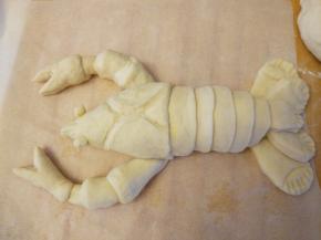 两边都做好，按位置摆好。搓两个小球当眼睛，照例蛋液粘合