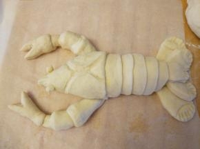 两边都做好，按位置摆好。搓两个小球当眼睛，照例蛋液粘合