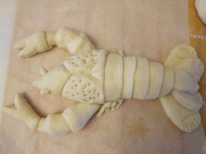 用牙签扎出头部孔洞的花纹。用牙签稍粗的一端，如果是尖端，发酵后就闭合了