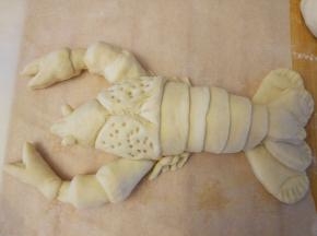 用牙签扎出头部孔洞的花纹。用牙签稍粗的一端，如果是尖端，发酵后就闭合了