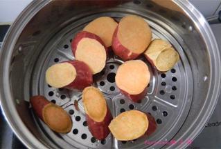 将红薯切大块放入蒸锅里蒸熟；