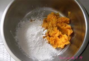 将蒸好的红薯去皮用手抓成泥状，与木薯粉混合；（我用了大约200克的红薯泥与150克的木薯粉混合）木薯粉在超市能买到的。