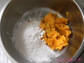 将蒸好的红薯去皮用手抓成泥状，与木薯粉混合；（我用了大约200克的红薯泥与150克的木薯粉混合）木薯粉在超市能买到的。