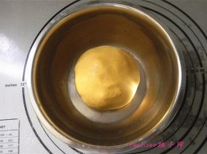 混合后揉成光滑的面团，静置10分钟；