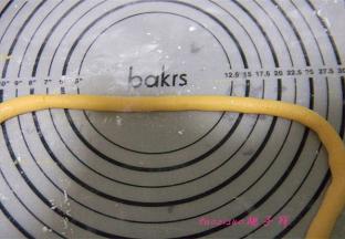 切下一块面团，搓成像食指粗细的长条状；