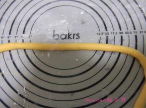 切下一块面团，搓成像食指粗细的长条状；