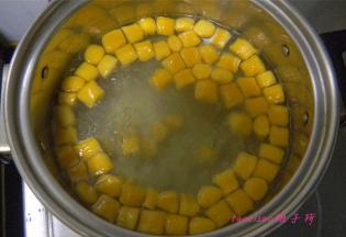 煮锅里水开后倒入做好的红薯圆子煮熟，晾凉后放冰箱冷藏；（红薯圆子浮起来就说明熟了）