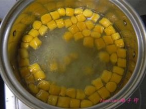 煮锅里水开后倒入做好的红薯圆子煮熟，晾凉后放冰箱冷藏；（红薯圆子浮起来就说明熟了）