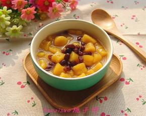 碗里兑好蜂蜜水，放入冷藏的红薯圆子和蜜红豆就可以吃啦！