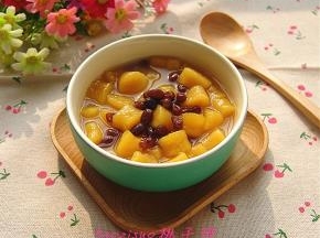 碗里兑好蜂蜜水，放入冷藏的红薯圆子和蜜红豆就可以吃啦！