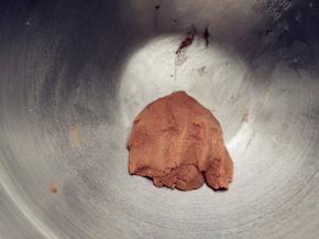 用手指搓捻黄油，手温会使黄油微微融化，将各种材料粘合在一起。如果室温过高，可可酥皮粘手，可放入冰箱冷藏片刻