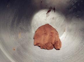 用手指搓捻黄油，手温会使黄油微微融化，将各种材料粘合在一起。如果室温过高，可可酥皮粘手，可放入冰箱冷藏片刻
