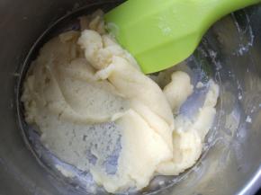 用抹刀快速碾拌均匀