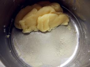 继续开小火，不停搅拌，直到锅底出现结皮现象，关火