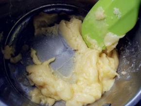 面糊离火后稍凉，分次加入蛋液，拌匀