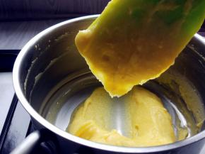 搅拌到面糊能拉出长的倒三角，就可以了