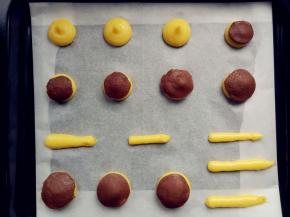 将酥皮片用裱花嘴一端的圆形，切片，盖在泡芙上