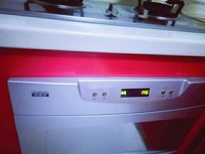 装酸奶的瓶子一定要消毒，消毒方式:消毒柜，高温消毒，沸水煮烫都可以。