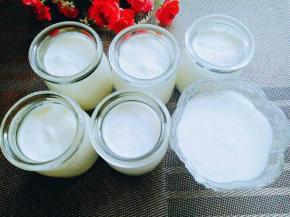 装入消过毒的酸奶瓶中，盖上盖子，凉后放入冰箱冷藏保存。