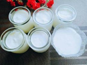 装入消过毒的酸奶瓶中，盖上盖子，凉后放入冰箱冷藏保存。