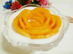 还用芒果做了一朵玫瑰花放在碗里。(^_^)