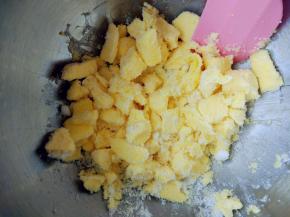 黄油切小块，在室温下稍软化，加入细砂糖拌匀