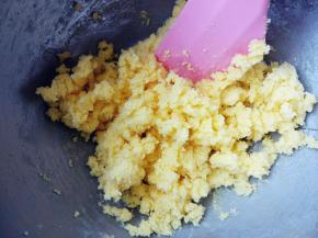 加入蛋液，用打蛋器稍微搅打一下，到完全融合即可