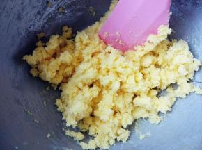 加入蛋液，用打蛋器稍微搅打一下，到完全融合即可