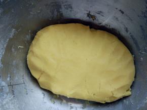 筛入低筋粉，揉成团，静置片刻